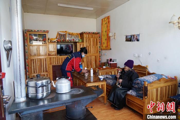 圖為敬老院護(hù)工為老人打掃屋內(nèi)衛(wèi)生。　馬銘言 攝