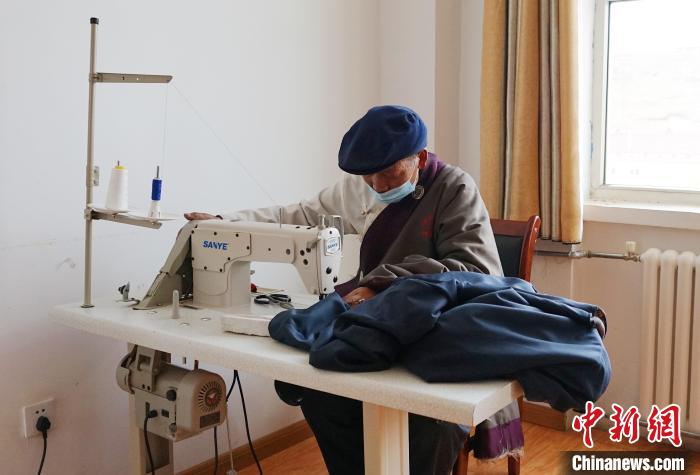 圖為敬老院老人使用縫紉機(jī)?！●R銘言 攝