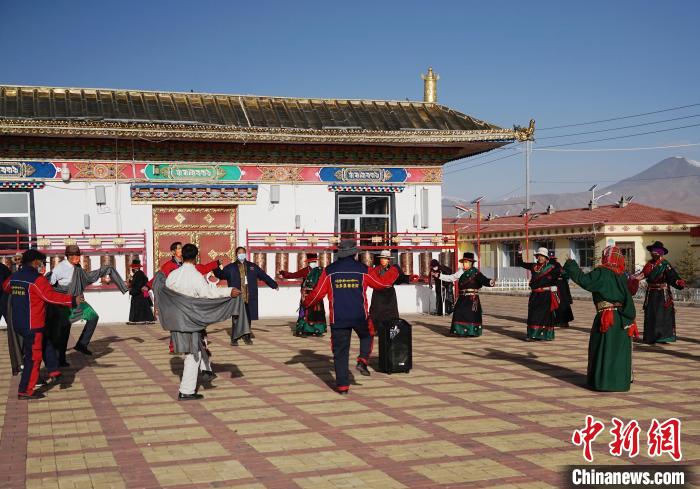 圖為老人們飯后跳起歡快的鍋莊舞蹈。　馬銘言 攝