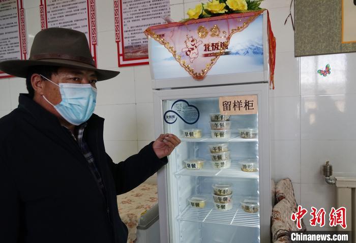 圖為敬老院院長(zhǎng)德高介紹，老人們的三餐均有留樣記錄。　馬銘言 攝