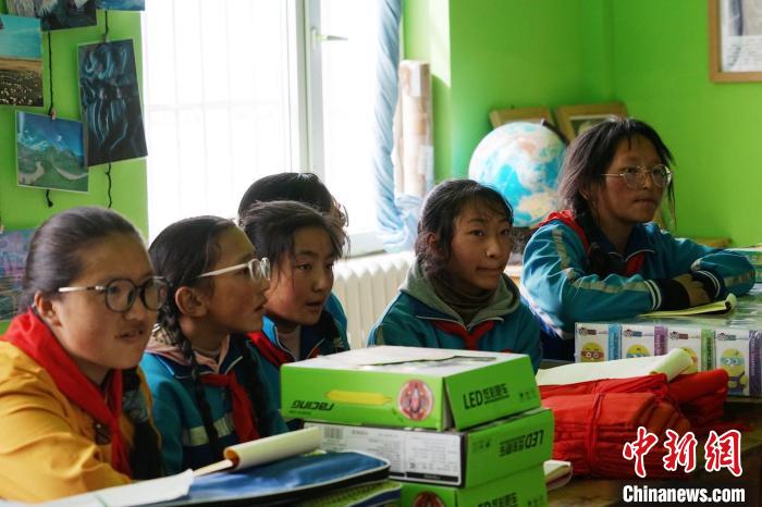 圖為學(xué)生正在認真聽生態(tài)課?！●R銘言 攝