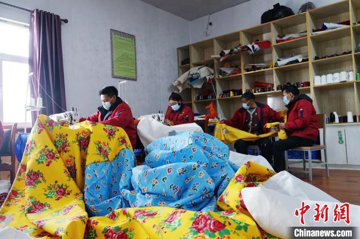 圖為工人們正在制作帳篷?！●R銘言 攝