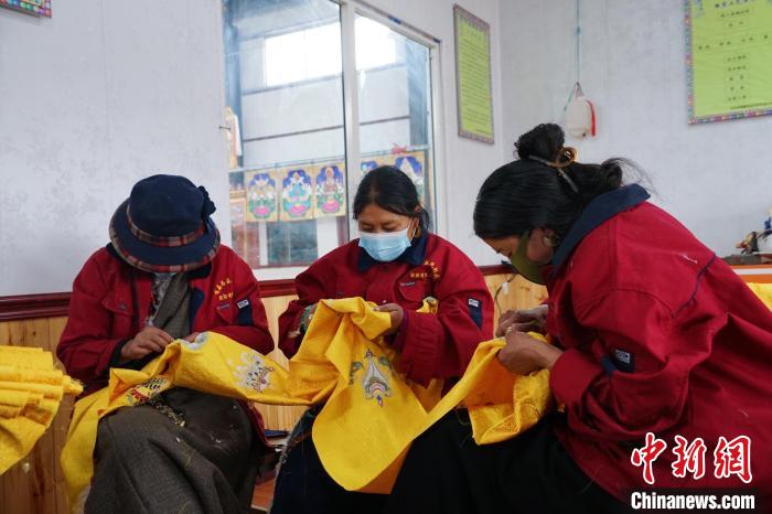 圖為工人正在制作哈達(dá)?！●R銘言 攝