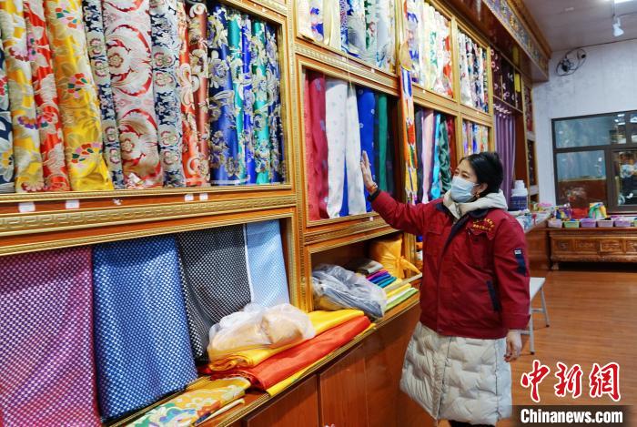 圖為員工清點(diǎn)布匹?！●R銘言 攝