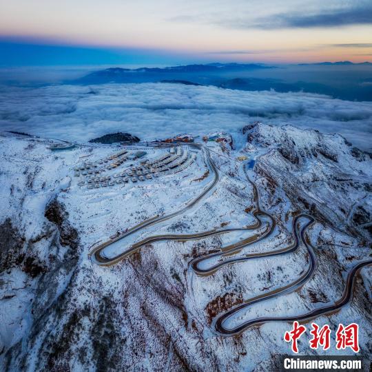 雪后的牛背山山頂和崎嶇的公路?！±顒P 攝