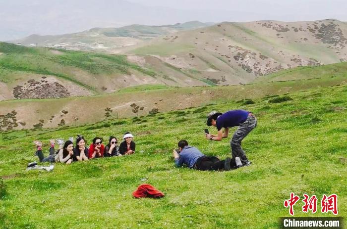 圖為民眾在草原留影?！⑿憔?　攝