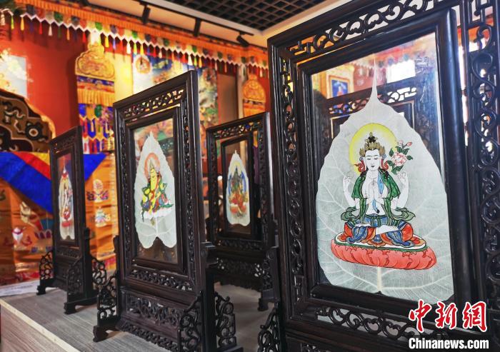 圖為久美尖措創(chuàng)作的藝術(shù)品?！?zhí)砀?攝