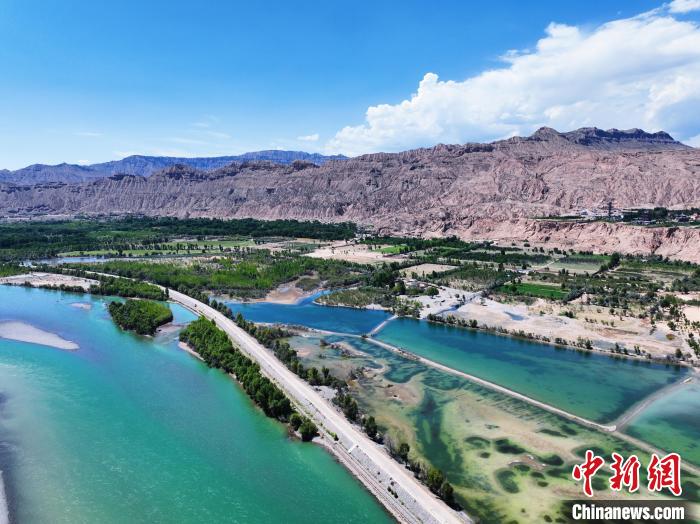 航拍貴德縣黃河岸畔綠意盎然?！●R銘言 攝