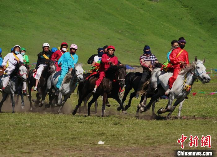 圖為選手進行3000米賽馬比賽?！●R銘言 攝