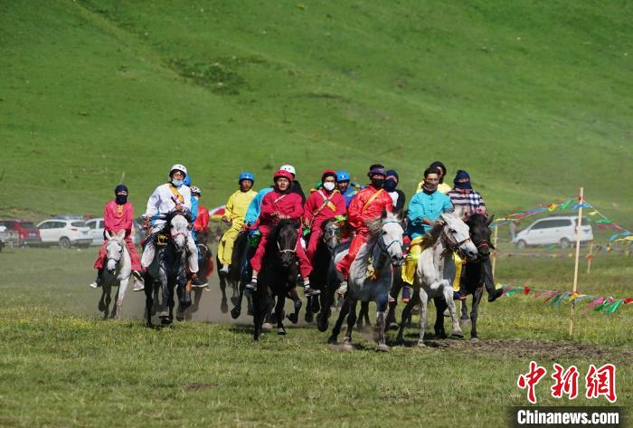 圖為選手進(jìn)行3000米賽馬比賽?！●R銘言 攝