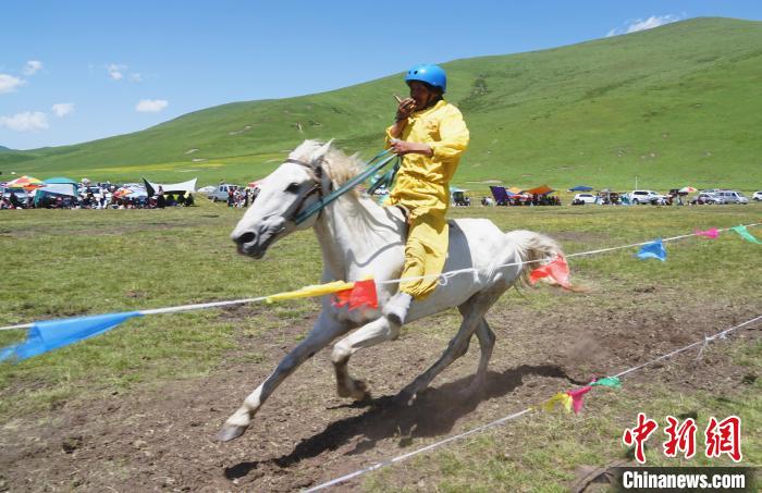 圖為選手進(jìn)行3000米賽馬比賽?！●R銘言 攝