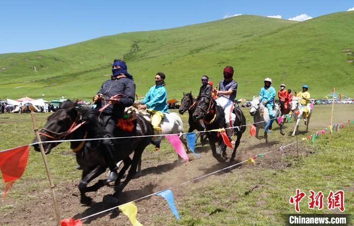 圖為選手進(jìn)行3000米賽馬比賽?！●R銘言 攝