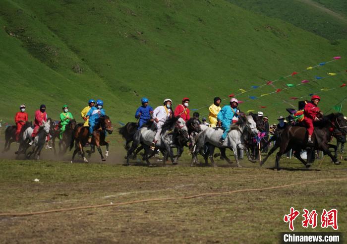 圖為選手進(jìn)行3000米賽馬比賽。　馬銘言 攝