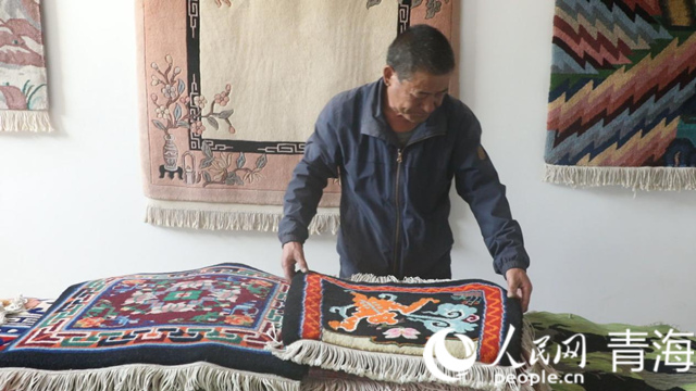 楊永良和他的作品。人民網(wǎng) 張皓芃攝