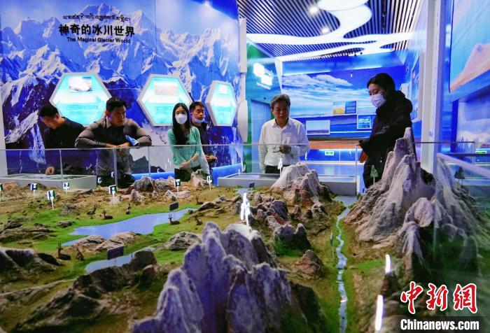 圖為中外嘉賓在玉樹(shù)州博物館內(nèi)參觀。　馬銘言 攝