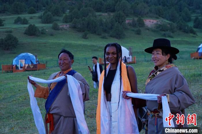 圖為當(dāng)?shù)孛癖娕c外籍留學(xué)生合影留念。　馬銘言 攝