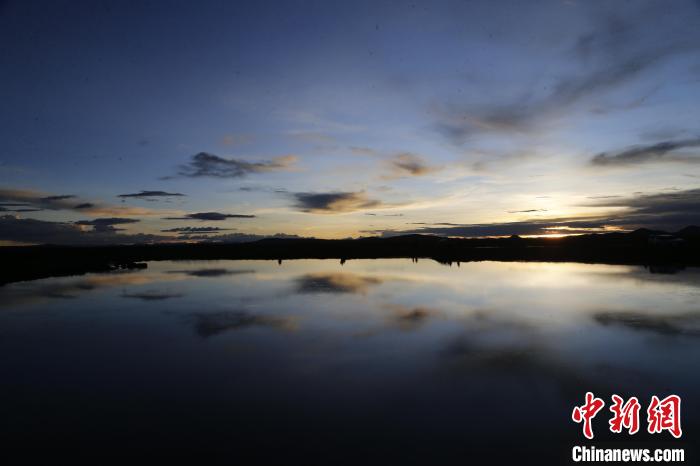 圖為夕陽下的查旦濕地?！●R銘言 攝