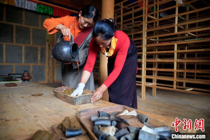 調(diào)合香團?！⊥趵?攝