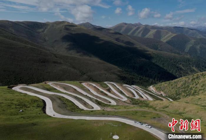 四川壤塘上藍(lán)天路：沿線居民致富的幸?！疤炻贰? oldsrc=