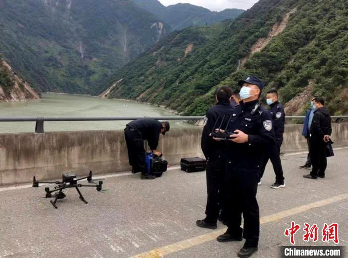 民警組成的搜尋隊(duì)利用無人機(jī)在震區(qū)開展空中巡查?！「首沃莨簿止﹫D