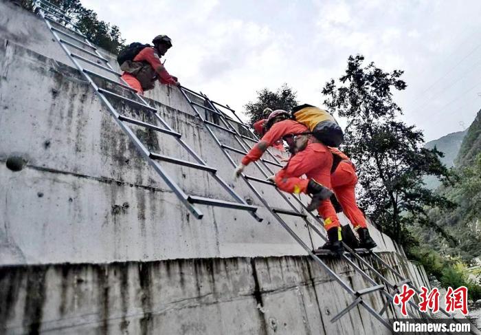 四川消防救援人員開展救援?！∷拇ㄏ?供圖