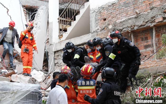 四川消防救援人員開展救援?！∷拇ㄏ?供圖