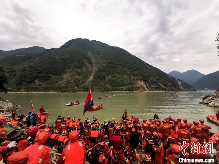 四川消防救援人員開展救援?！∷拇ㄏ?供圖