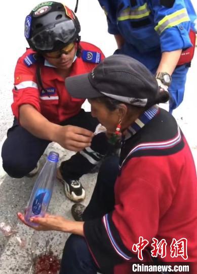 筠連筠愛青年應(yīng)急救援隊救援人員正在為傷員傷口清理?！∈茉L者供圖