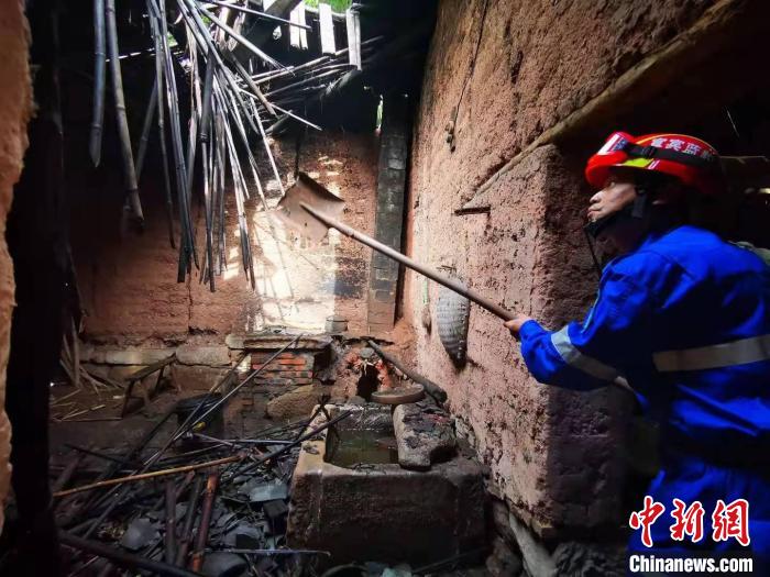 宜賓藍(lán)豹應(yīng)急救援隊搜救組成員劉方杰正在參與救援?！∈茉L者供圖