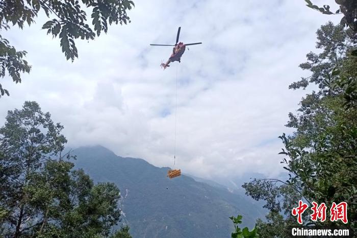 直升機(jī)起飛將搶修塔材運(yùn)往海拔1950米的110千伏唐下線29號(hào)塔位?！⌒鞈c明 攝