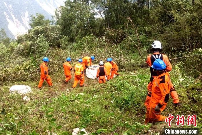 海拔1950米唐29號(hào)塔位搶險(xiǎn)隊(duì)員正搬運(yùn)直升機(jī)吊運(yùn)上山的搶險(xiǎn)材料。　徐慶明 攝