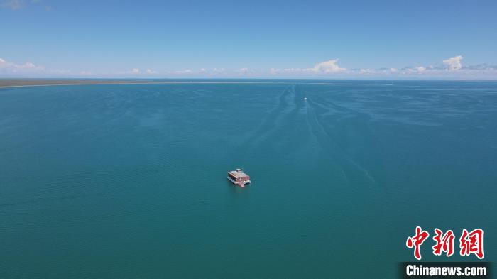 圖為航拍夏日青海湖?！±罱瓕?攝