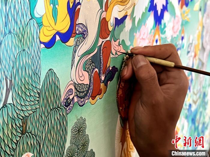 圖為畫師繪畫唐卡。　馬文莉 供圖