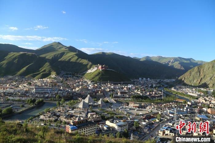 圖為航拍玉樹市?！∮駱涫形麄鞑抗﹫D