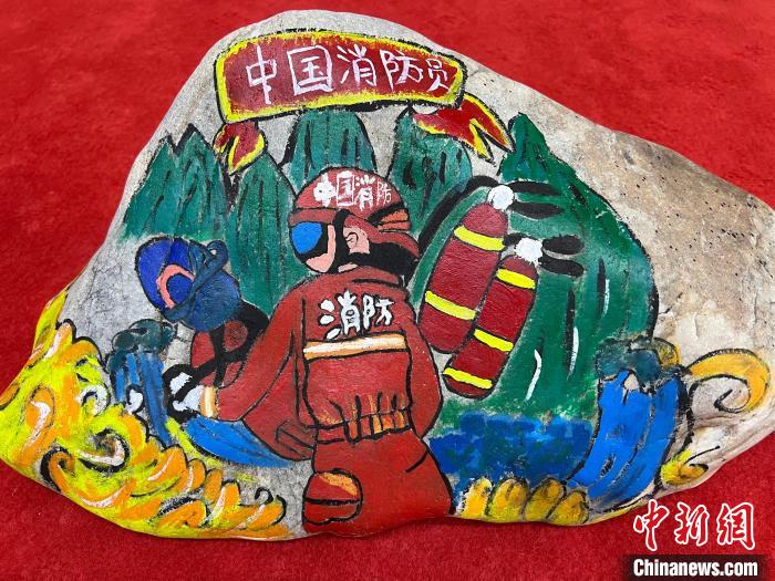 圖為玉樹消防指戰(zhàn)員創(chuàng)作的石頭畫作品《沖鋒有我》?！O瑞祥 攝