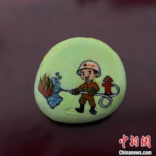 圖為玉樹消防指戰(zhàn)員創(chuàng)作的石頭畫作品《小小消防員》?！O瑞祥 攝