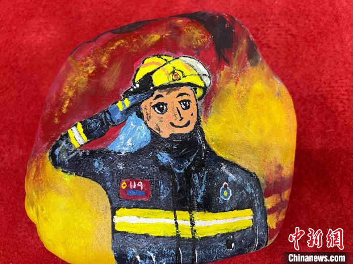 圖為玉樹消防指戰(zhàn)員創(chuàng)作的石頭畫作品《請祖國和人民放心》?！O瑞祥 攝