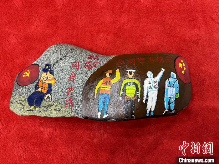 圖為玉樹消防指戰(zhàn)員創(chuàng)作的石頭畫作品《致敬“抗疫戰(zhàn)線”逆行的所有人》?！O瑞祥 攝