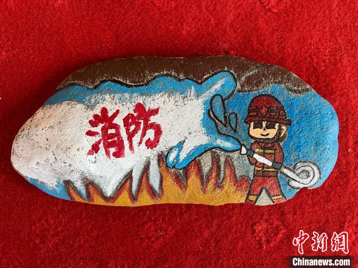 圖為玉樹消防指戰(zhàn)員創(chuàng)作的石頭畫作品《永遠沖鋒在前》。　孫瑞祥 攝