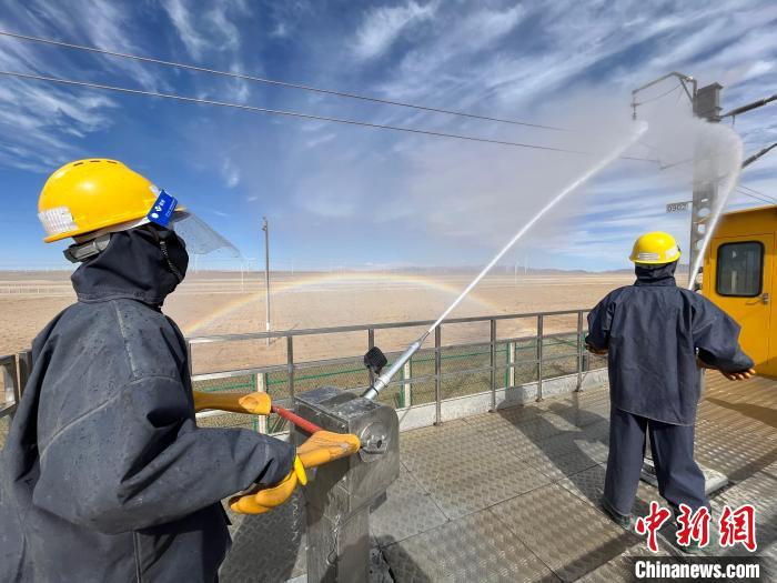 圖為水炮手操作高壓水槍對絕緣子進(jìn)行清洗?！「邌⒑?攝