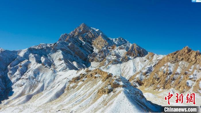 圖為山川被白雪覆蓋，與藍天相互呼映?！《继m縣融媒體中心供圖