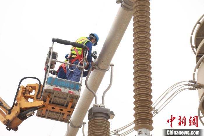 圖為國(guó)網(wǎng)青海超高壓公司變電檢修人員正在開(kāi)展設(shè)備檢修工作。　朱毅然 攝