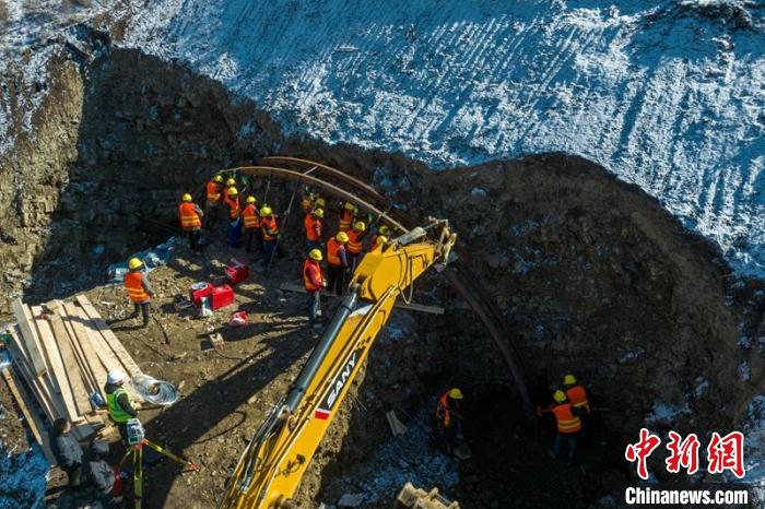 西成高鐵紅原2號隧道出口工人師傅正在進行導(dǎo)向墻、管棚施工作業(yè)?！⒅铱?攝