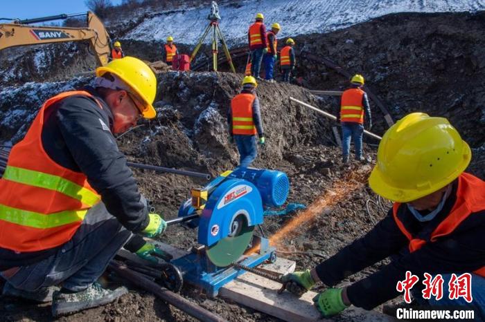 西成高鐵紅原2號隧道出口忙碌的工人師傅?！⒅铱?攝