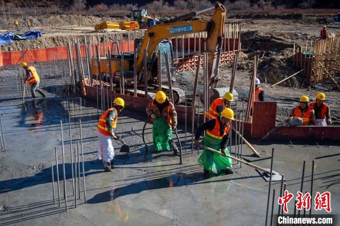 川主寺鎮(zhèn)牧場村西成高鐵1號拌合站工人師傅正在進行駐地、拌合站澆筑施工作業(yè)?！⒅铱?攝