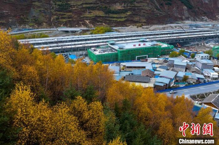 正在建設的成蘭鐵路松潘站?！⒅铱?攝