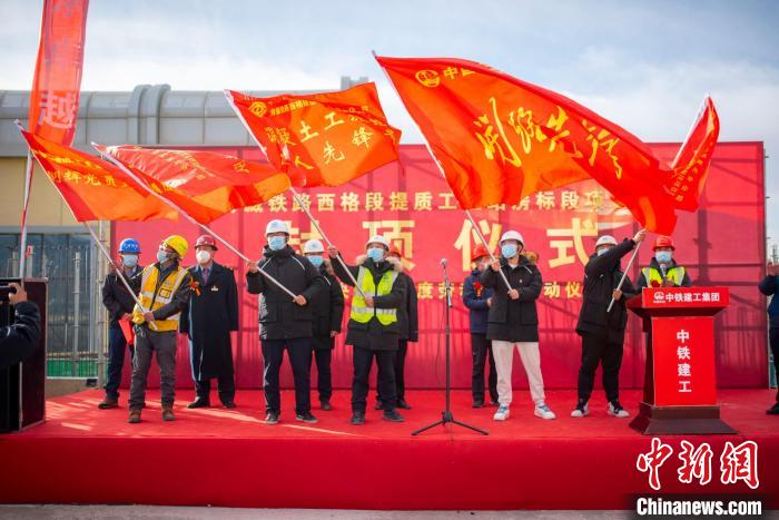 圖為封頂儀式現(xiàn)場?！『茽柾?攝