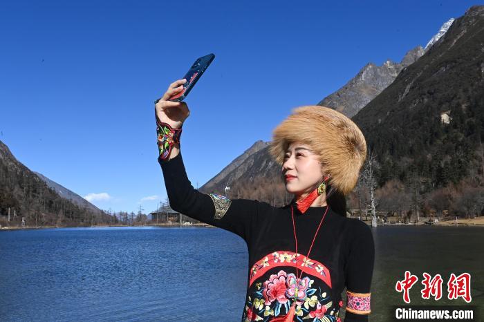 游人在畢棚溝景區(qū)拍照留念。　安源 攝