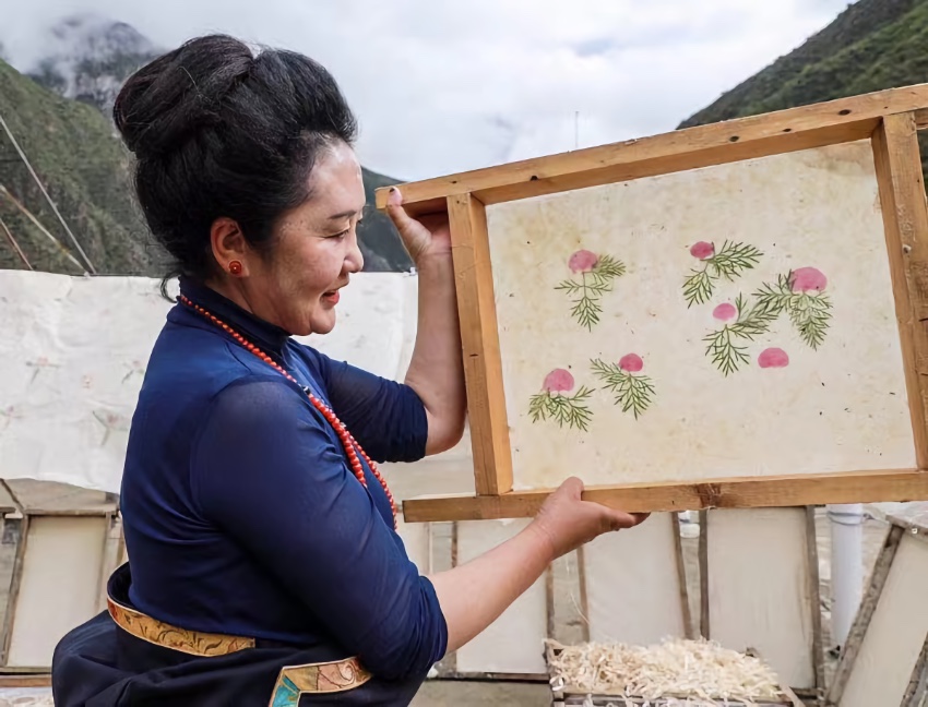 充巴傳統藏紙。德格縣融媒體中心供圖