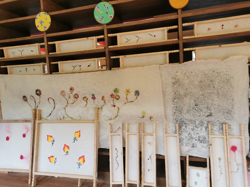 充巴傳統藏紙。德格縣融媒體中心供圖